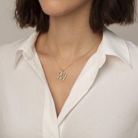 Collar inicial M cristal multicolor plata chapada oro electroforming Victoria Cruz