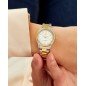 Reloj Marea B41390/2 Para Mujer correa de acero bicolor y esfera blanca con índices y agujas en color dorado