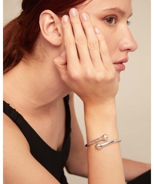 Comeback (Pulsera Talla L) Uno de 50 Pulsera rígida de aleación de metales bañados en plata de ley con muelle interior