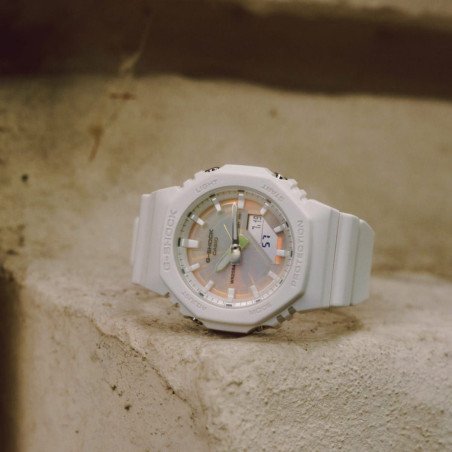 Reloj Casio G-SHOCK Para Mujer - Classic Analógico-Digital Blanco con Esfera de Colores Polarizados - GMA-P2100PC-7AER