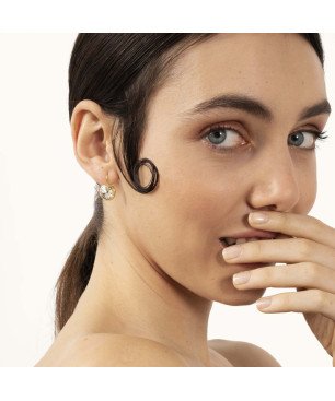 Pendientes VICTORIA CRUZ Basic Para Mujer - Ganchos Cortos con Cristal en Plata (15mm) - Baño en Oro 18KT | A2404-07DT