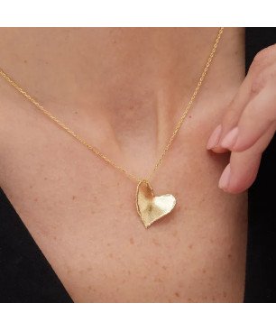 Collar Corto VICTORIA CRUZ El Gesto Para Mujer - Corazón Irregular con Textura en Plata de Ley - Baño Oro 18KT | A5352-DG