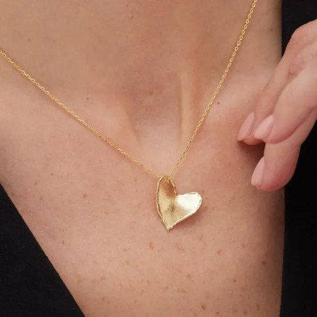 Collar Corto VICTORIA CRUZ El Gesto Para Mujer - Corazón Irregular con Textura en Plata de Ley - Baño Oro 18KT | A5352-DG