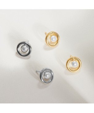 Pendientes Botón VICTORIA CRUZ Perlite Para Mujer - Círculo de Perla en Plata de Ley - Baño en Oro 18KT | A4064-00DT
