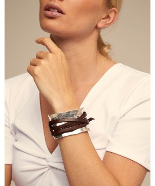 Pulsera UNOde50 - Diseño Irregular de Metal Bañado en Plata de Ley - Detalle Tiras de Cuero - TALLA L | PUL0227MARL
