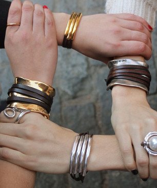 Pulsera UNOde50 - Diseño Irregular de Metal Bañado en Plata de Ley - Detalle Tiras de Cuero - TALLA L | PUL0227MARL