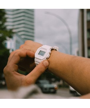 Reloj CASIO G-SHOCK Unisex - ORIGEN Digital Monocromático Blanco - Sumergible (200m) - DW-5600WW-7ER