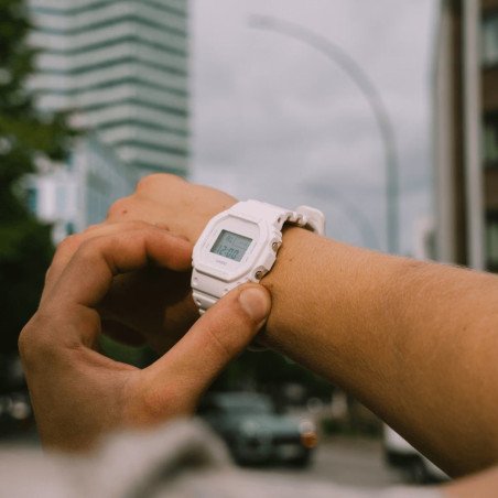 Reloj CASIO G-SHOCK Unisex - ORIGEN Digital Monocromático Blanco - Sumergible (200m) - DW-5600WW-7ER