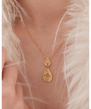 Collar Corto VICTORIA CRUZ Alaska Para Mujer - Lágrima con Textura en Plata de Ley - Baño en Oro 18KT | A5586-DG