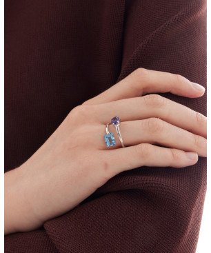 Anillo VICTORIA CRUZ Borea Para Mujer - Espiral con Cristales Azul y Morado en Plata de Ley - Baño Rodio | A5477-10HA