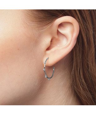 Aros Abiertos VICTORIA CRUZ Iris Para Mujer (23mm) - Cristales en Plata de Ley Color Crystal - Baño de Rodio | A3557-07HT