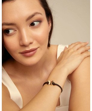 Pulsera UNOde50 Free Mujer - Tiras de Cuero con Detalle Mariposa y Cierre de Acero Baño en Oro 18k | 15-17cm | PUL2389MARORO0M